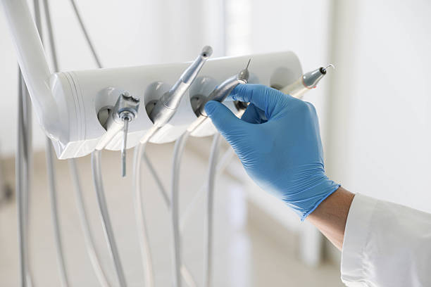 Professional Tooth Extraction technician working in Shorewood-Tower Hills-Harbert, MI